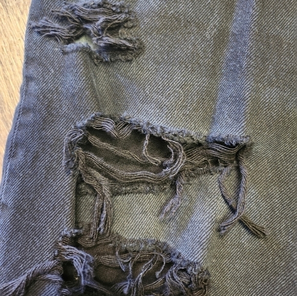 LEVI'S DISTRESSED BUTTON FLY BERMUDA BLACK SHORTS  SIZE 27 - Picture 8 of 9